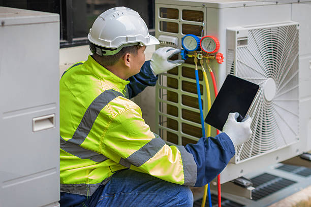 Professional Hvac technician working in Oak Park, IL